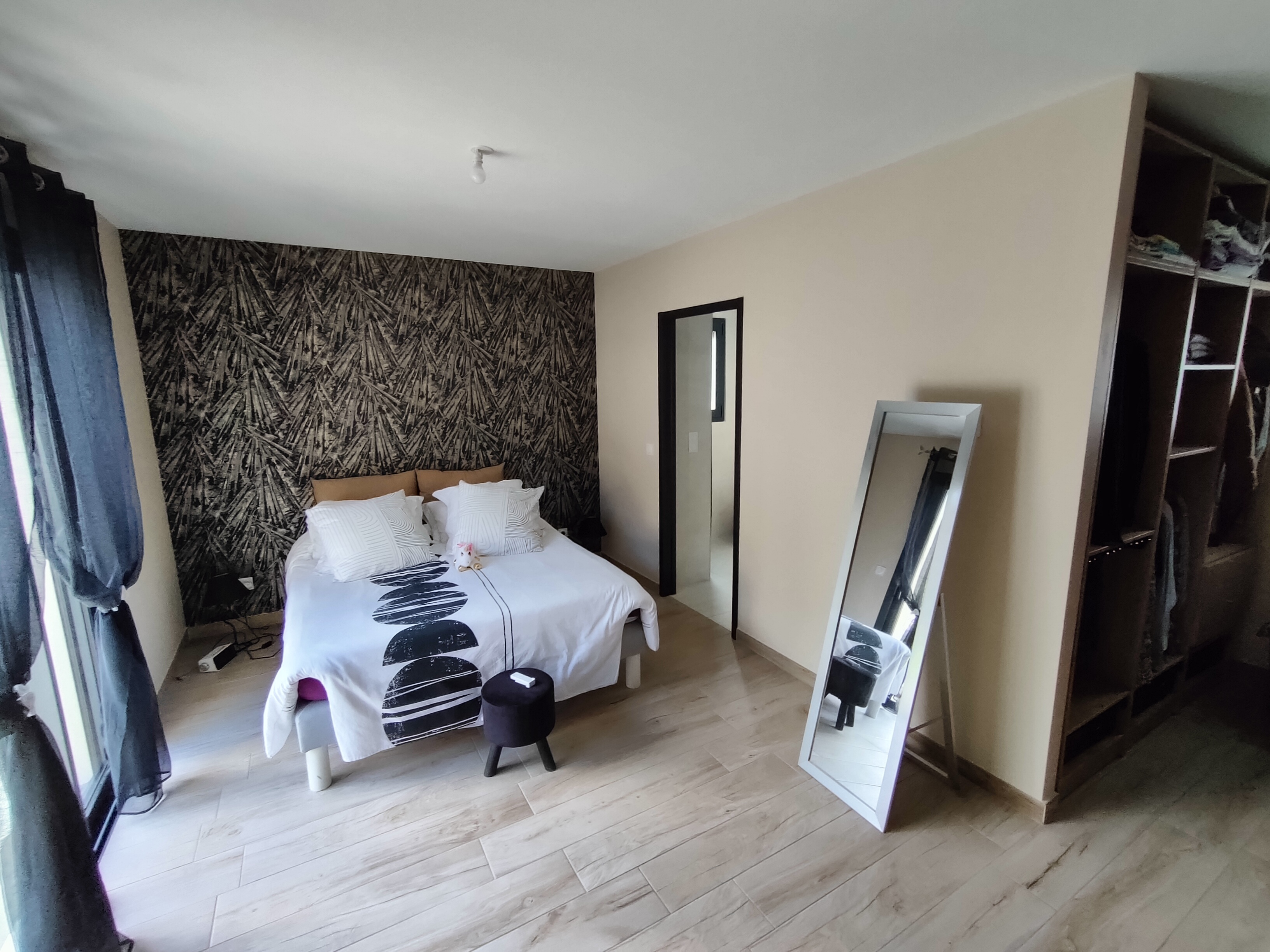 Chambre parentale papier peint après — Étrez